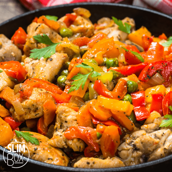 Salteado de trocitos de pollo asiático