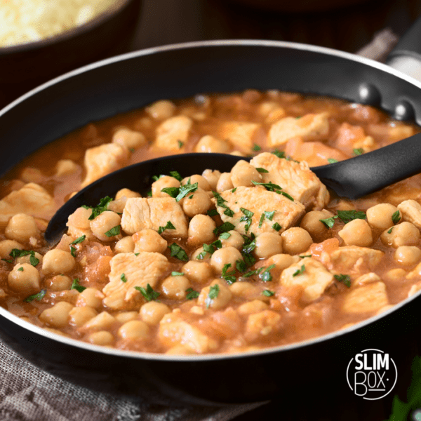 Garbanzos con pollo, cubitos de papa y zanahoria en salsa de tomate