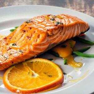 Salmón horneado con glaseado de naranja, miel de abeja y almendras